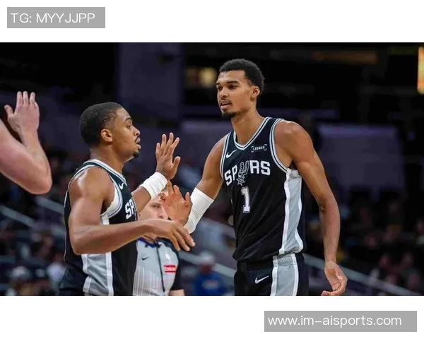 篮网主帅谈海史密斯缺席对抗训练的重要性及其对年轻球员的领导作用