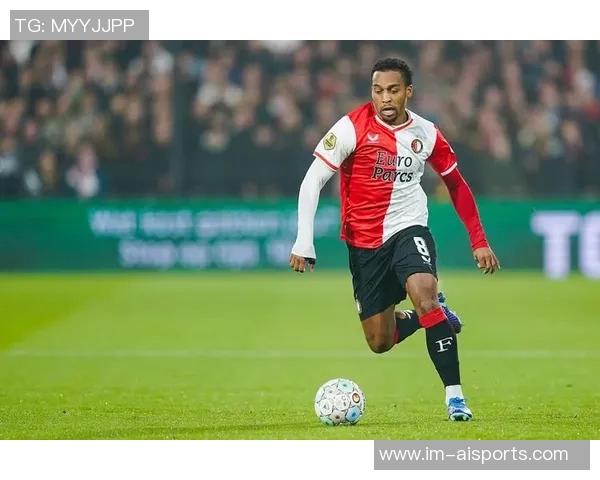 范佩西回应昆滕廷伯批评称关系难以修复我只看球员表现 范佩西回应昆滕廷伯批评称关系难以修复我只看球员表现